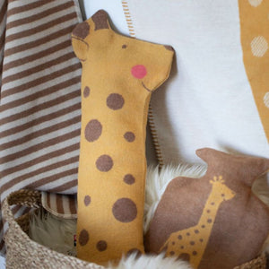 particolare della giraffa cuscino con coperta a rughe 