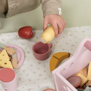 bambina che versa succo nella tazza
