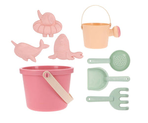 Set spiaggia in plastica bio, Monneka. Contiene 8 pezzi. In foto la variante color rosa con secchiello rosa, formine rosa (balena, foca ed elefante), innaffiatoio rosa pesca, paletta, cucchiaio e rastrello verdi