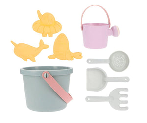 Set spiaggia in plastica bio, Monneka. Contiene 8 pezzi. In foto la variante color salvia con secchiello salvia, formine gialle (balena, foca ed elefante), innaffiatoio rosa, paletta, cucchiaio e rastrello grigi