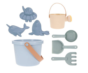 Set spiaggia in plastica bio, Monneka. Contiene 8 pezzi. In foto la variante color azzurra con secchiello azzurro, formine blu (balena, foca ed elefante), innaffiatoio beige, paletta, cucchiaio e rastrello verde salvia