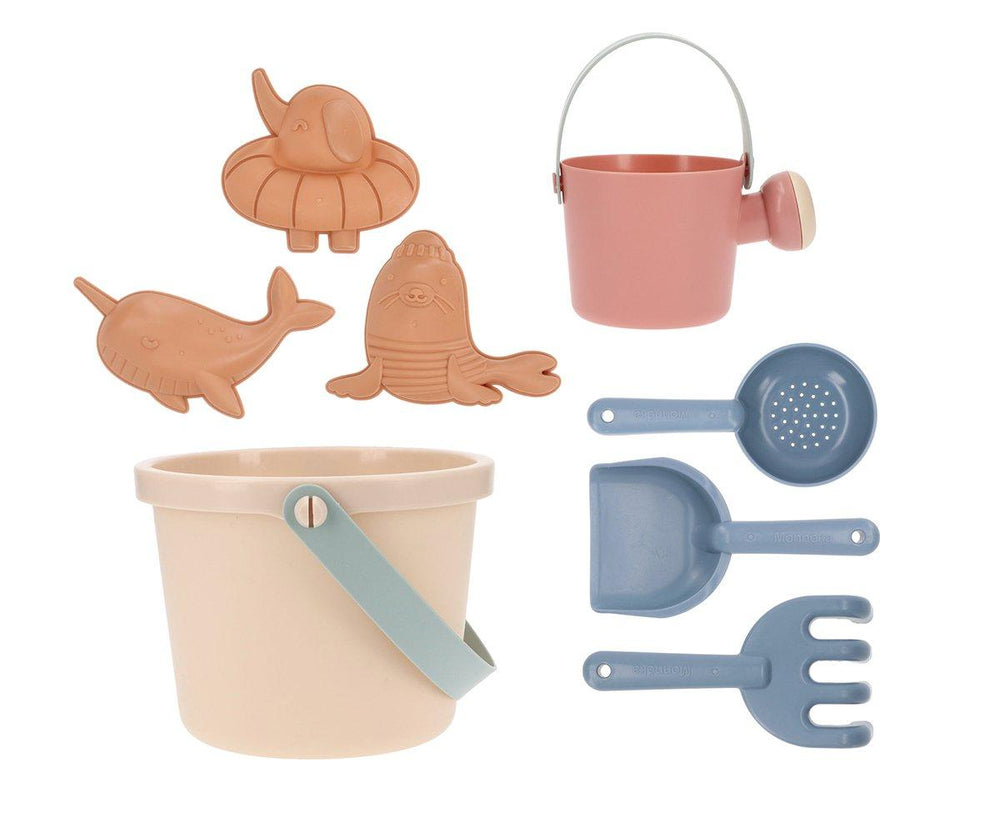 Set spiaggia in plastica bio, Monneka. Contiene 8 pezzi. In foto la variante color beige con secchiello beige, formine arancioni (balena, foca ed elefante), innaffiatoio rosa, paletta, cucchiaio e rastrello blu