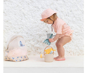 Set spiaggia in plastica bio, Monneka. In foto bambina che gioca con il set beige